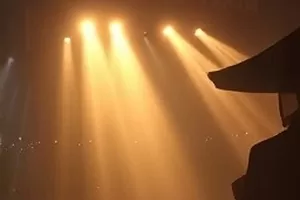科幻剧琥珀纪元横版封面，琥珀色晶体内封存的城市